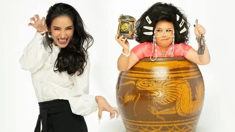 โปสเตอร์ละคร ครูเพ็ญศรีกับเลดี้ปอบ ใช้เป็นพื้นหลัง