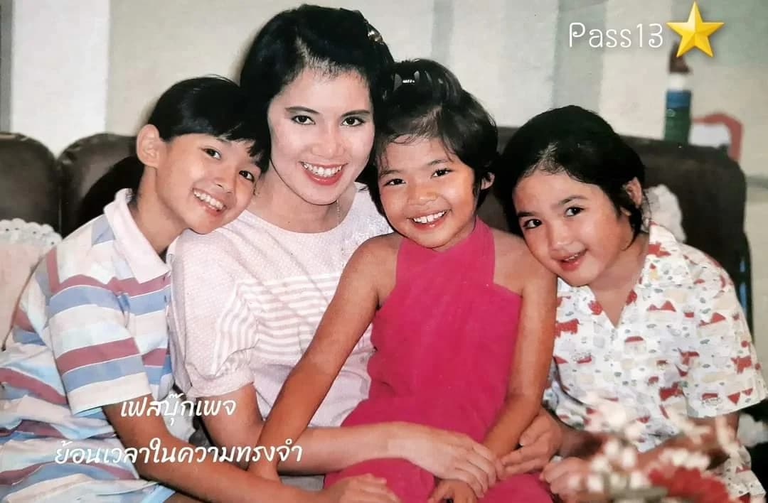 โปสเตอร์ละคร ตุ๊กตา ใช้เป็นพื้นหลัง