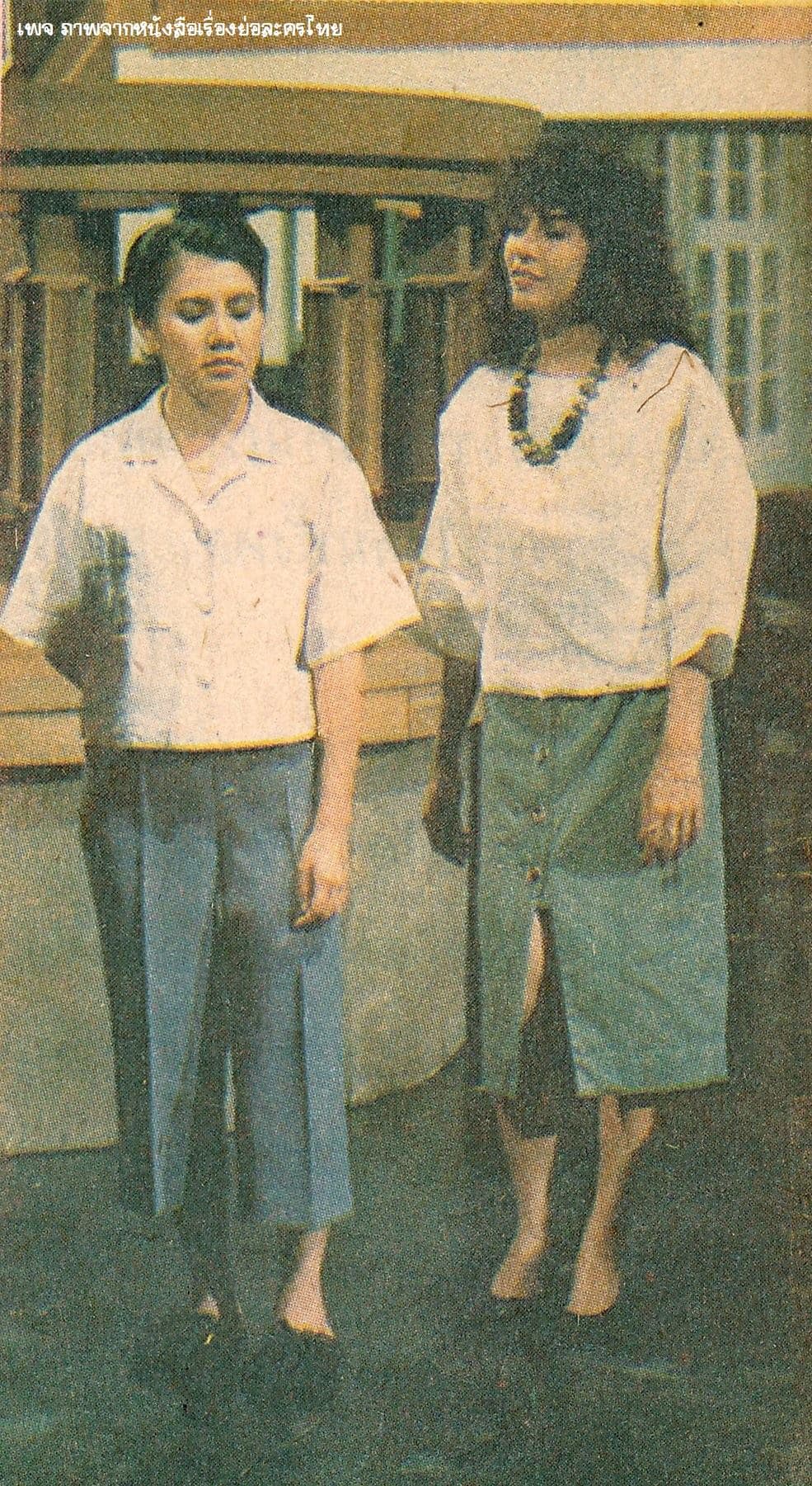 โปสเตอร์ละคร เบญจรงค์ห้าสี ใช้เป็นพื้นหลัง