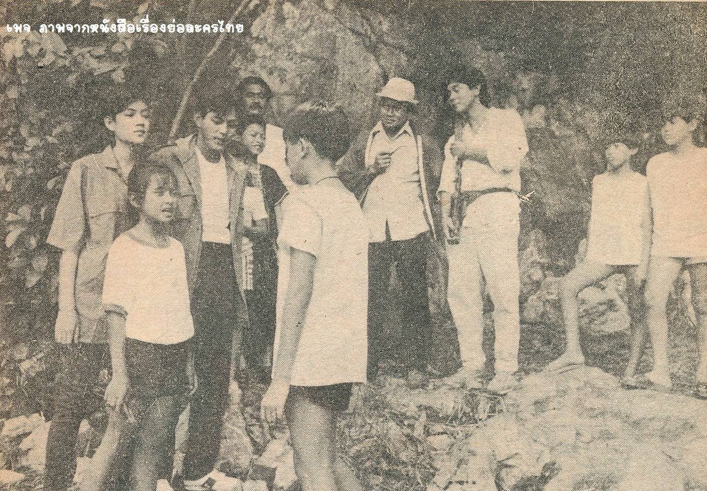 โปสเตอร์ละคร ขบวนการนกกางเขน ใช้เป็นพื้นหลัง