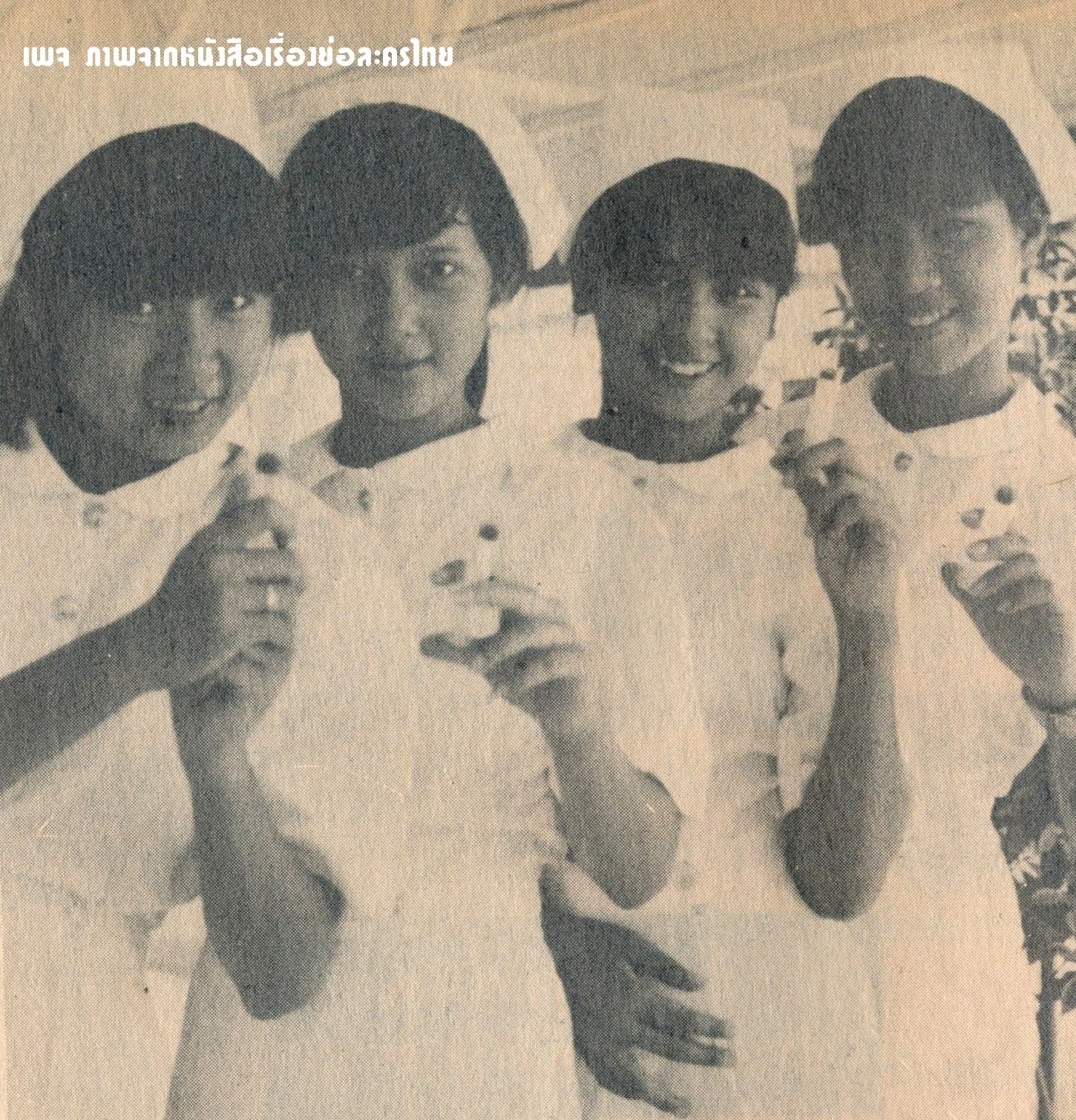 โปสเตอร์ละคร กว่าจะสวมหมวกขาว ใช้เป็นพื้นหลัง