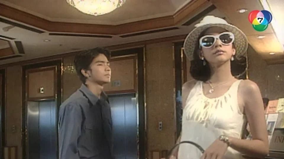 โปสเตอร์ละคร พลับพลึงสีชมพู ใช้เป็นพื้นหลัง