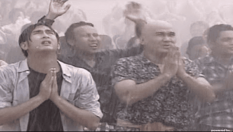 โปสเตอร์ละคร ใต้แสงตะวัน ฝนแรก ใช้เป็นพื้นหลัง