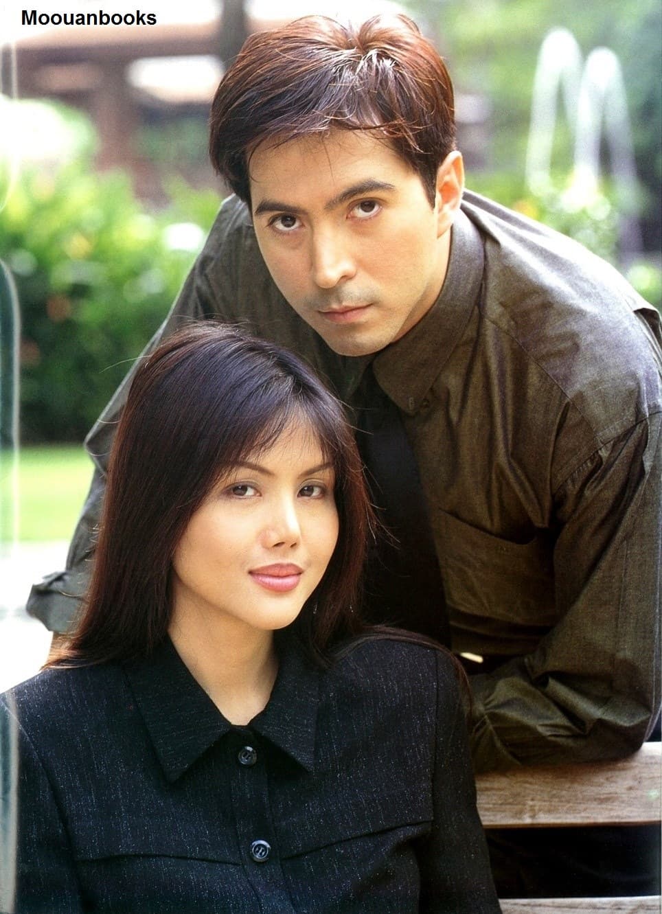 โปสเตอร์ละคร ใต้ร่มไม้เลื้อย เรือนศิรา ใช้เป็นพื้นหลัง