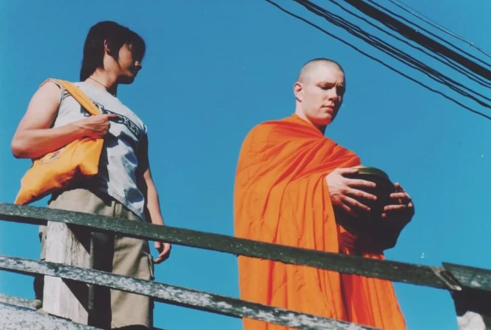 โปสเตอร์ละคร รวมพลคนก้นบาตร ใช้เป็นพื้นหลัง