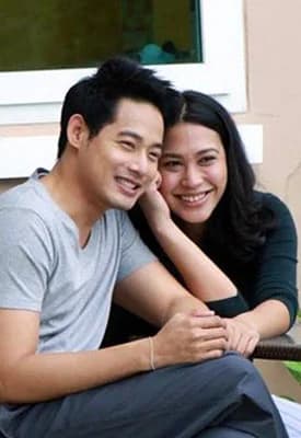 โปสเตอร์ละคร หน้าต่างสีรุ้ง ใช้เป็นพื้นหลัง