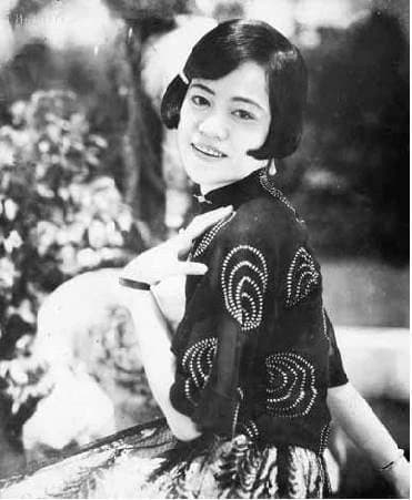 โปสเตอร์ภาพยนตร์ กุหลาบขาว ใช้เป็นพื้นหลัง