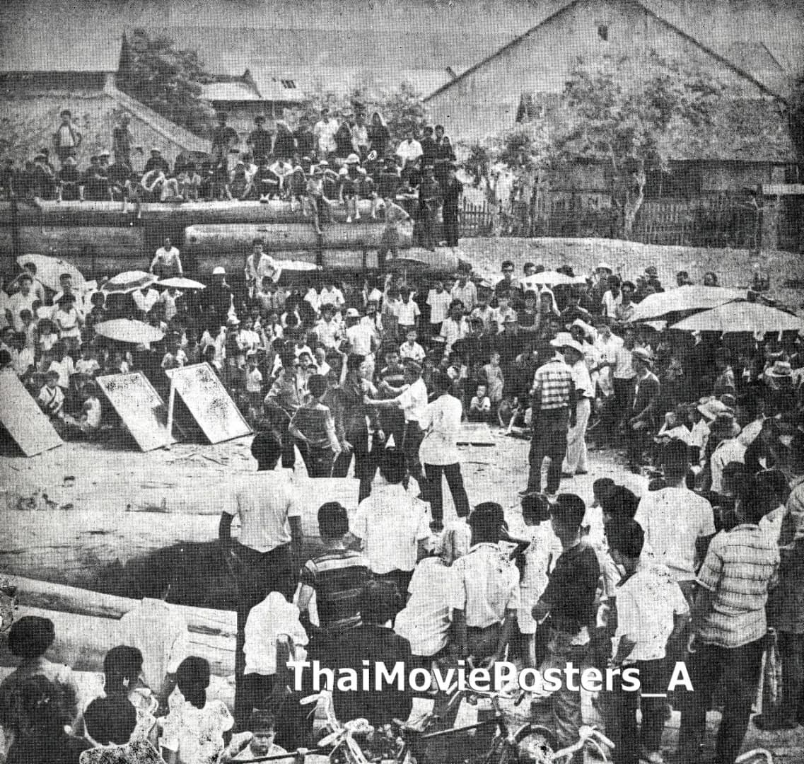 โปสเตอร์ภาพยนตร์ เล็บสิงห์ ใช้เป็นพื้นหลัง