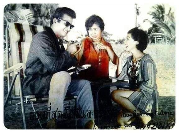 โปสเตอร์ภาพยนตร์ สุริยาที่รัก ใช้เป็นพื้นหลัง