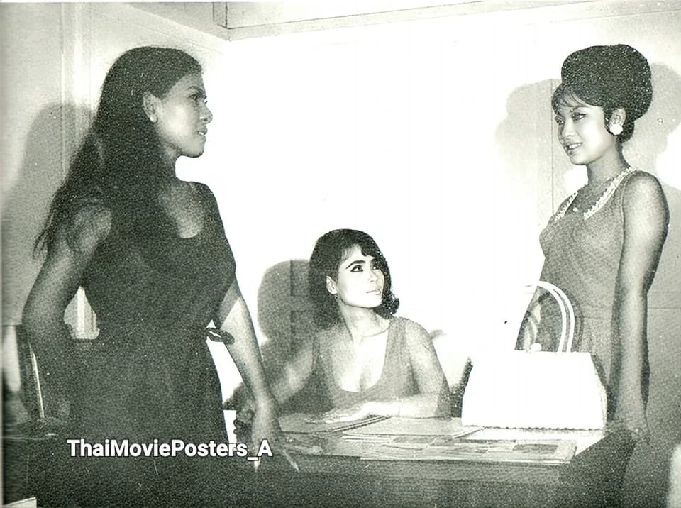 โปสเตอร์ภาพยนตร์ มัจจุราชเปลือย ใช้เป็นพื้นหลัง