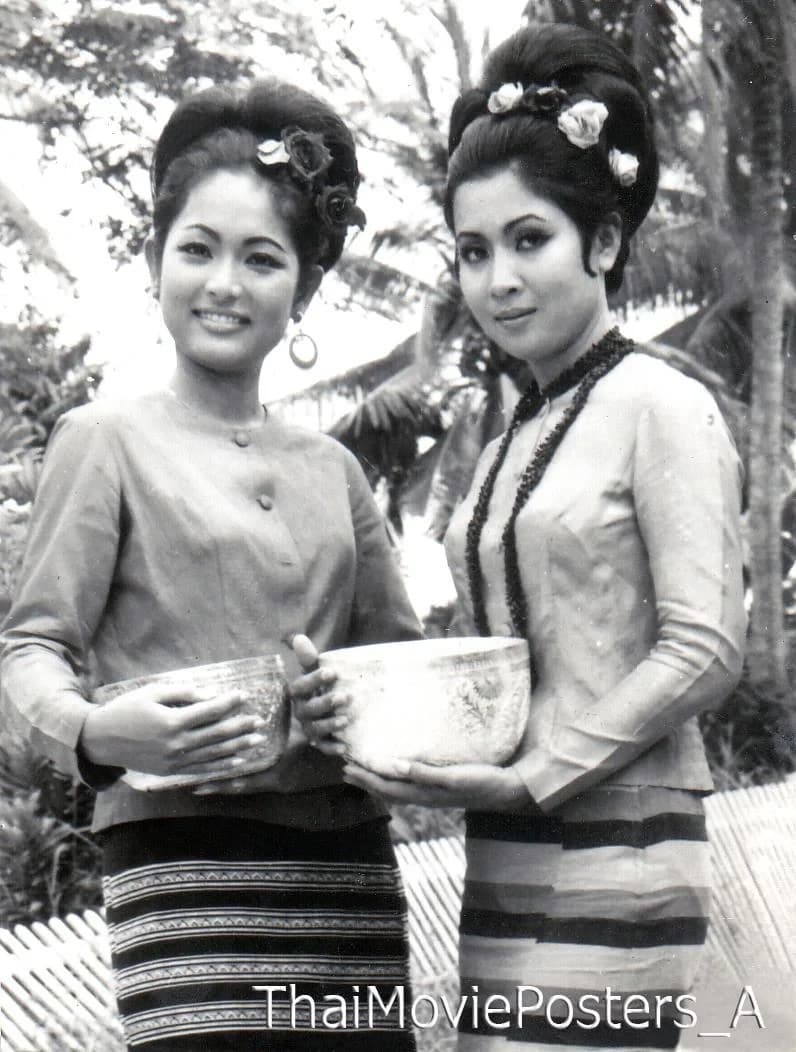 โปสเตอร์ภาพยนตร์ งูผี ใช้เป็นพื้นหลัง