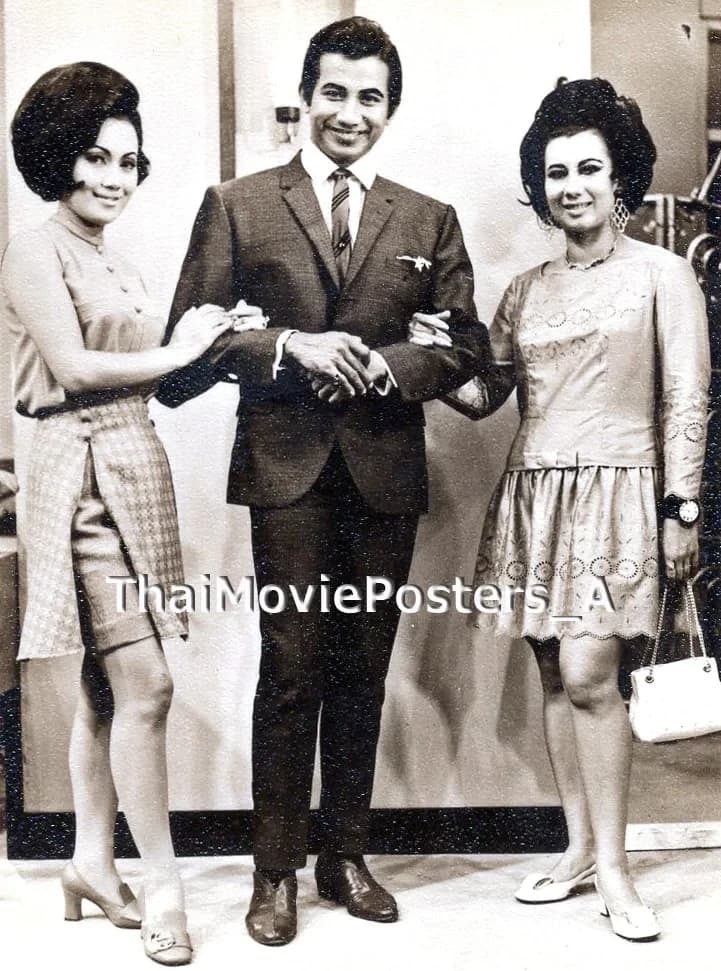 โปสเตอร์ภาพยนตร์ สาปสวาท ใช้เป็นพื้นหลัง