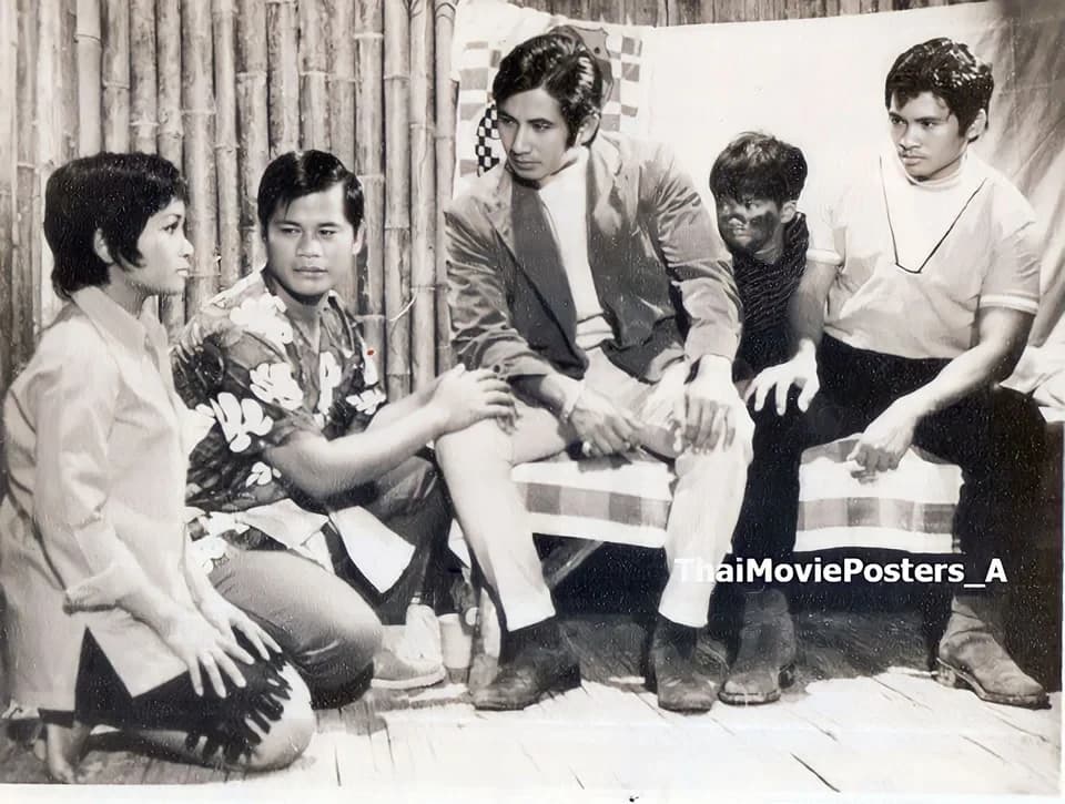 โปสเตอร์ภาพยนตร์ ฝนเหนือ ใช้เป็นพื้นหลัง