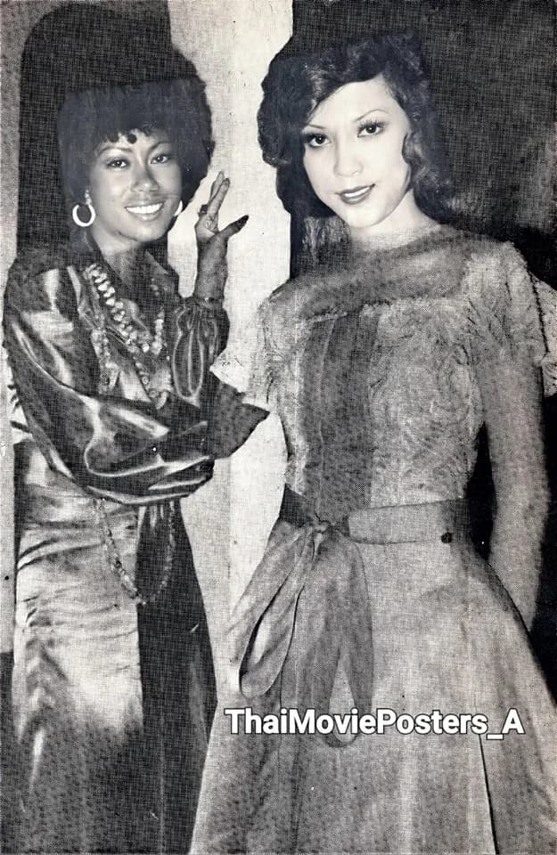 โปสเตอร์ภาพยนตร์ ข้าวนอกนา ใช้เป็นพื้นหลัง