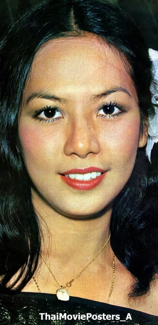 โปสเตอร์ภาพยนตร์ ยอดหญิงต๊ะติ๊งโหน่ง ใช้เป็นพื้นหลัง