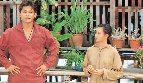 โปสเตอร์ภาพยนตร์ ตลาดพรหมจารี ใช้เป็นพื้นหลัง