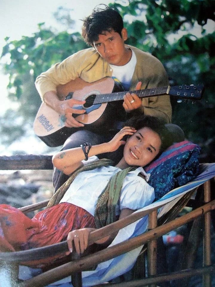 โปสเตอร์ภาพยนตร์ ก้อนหินในดินทราย ใช้เป็นพื้นหลัง