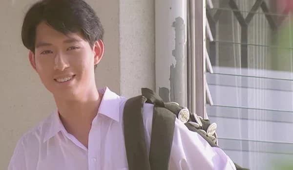 โปสเตอร์ภาพยนตร์ กระโปรงบานขาสั้น ใช้เป็นพื้นหลัง