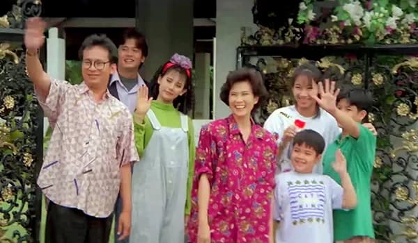 โปสเตอร์ภาพยนตร์ สมศรี โปรแกรมบี ปีนี้ 2 ขวบ ใช้เป็นพื้นหลัง