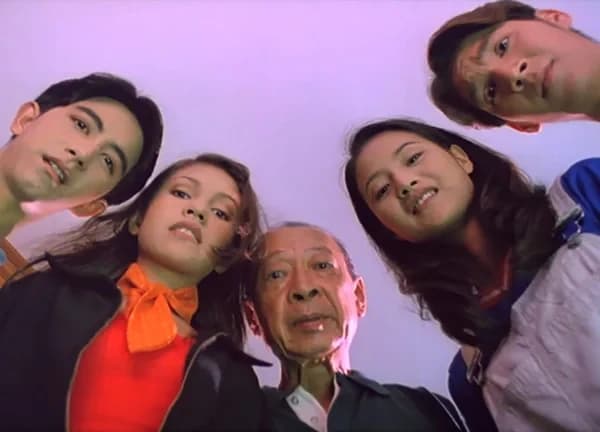 โปสเตอร์ภาพยนตร์ แก๊งค์กระแทกก๊วนส์ เก๋ากวนเมือง ใช้เป็นพื้นหลัง