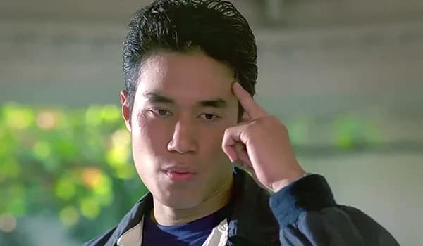 โปสเตอร์ภาพยนตร์ ดอกไม้ในทางปืน ใช้เป็นพื้นหลัง