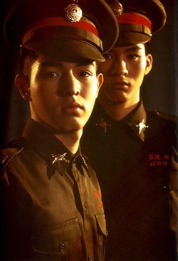 โปสเตอร์ภาพยนตร์ ยุวชนทหาร เปิดเทอมไปรบ ใช้เป็นพื้นหลัง