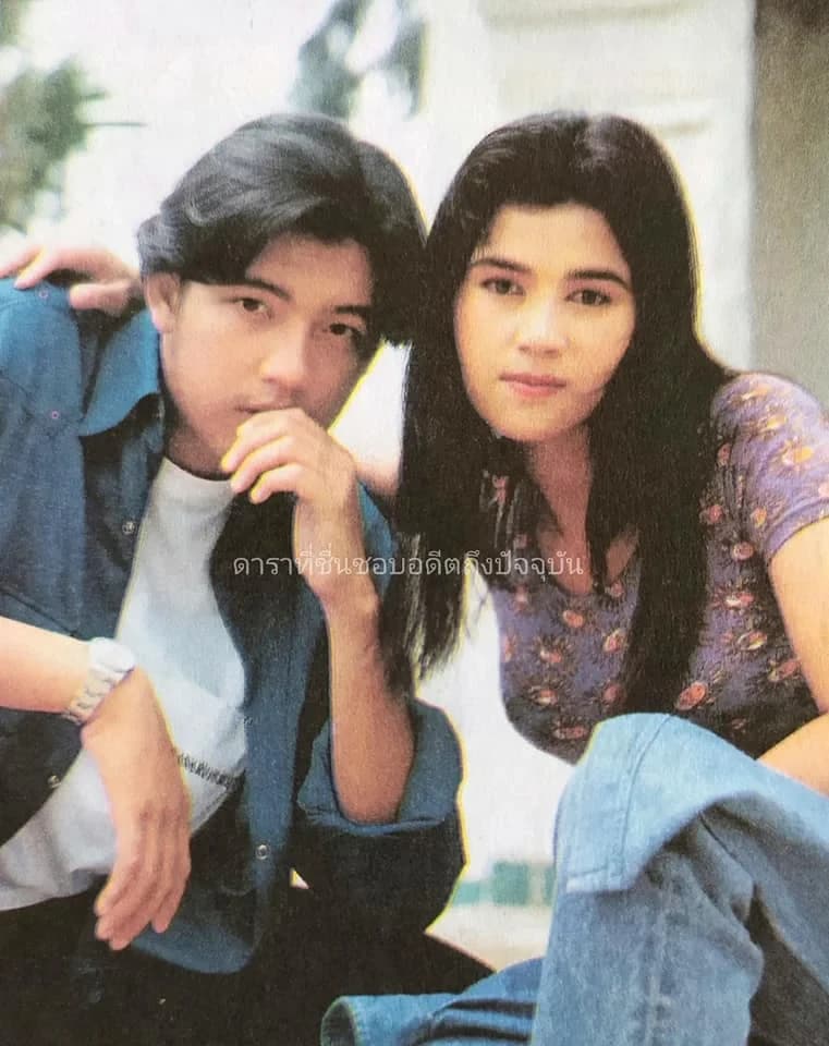 โปสเตอร์ภาพยนตร์ รักไม่ถึง 100 ใช้เป็นพื้นหลัง