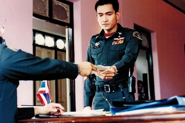 โปสเตอร์ภาพยนตร์ เชอรี่ แอน ใช้เป็นพื้นหลัง