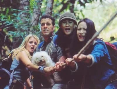 โปสเตอร์ภาพยนตร์ The Trek ดงพญาไฟ ใช้เป็นพื้นหลัง