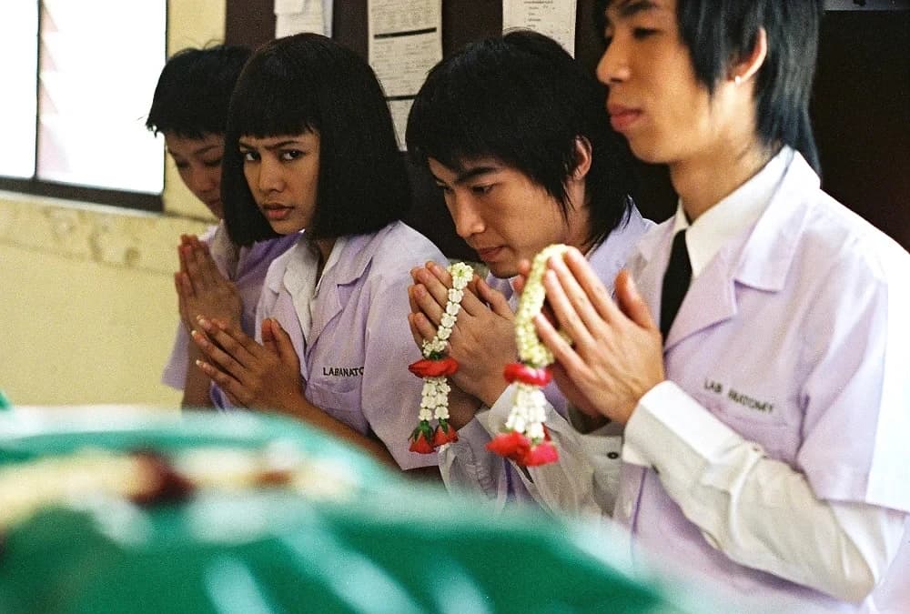 โปสเตอร์ภาพยนตร์ ศพ (อาจารย์ใหญ่) ใช้เป็นพื้นหลัง