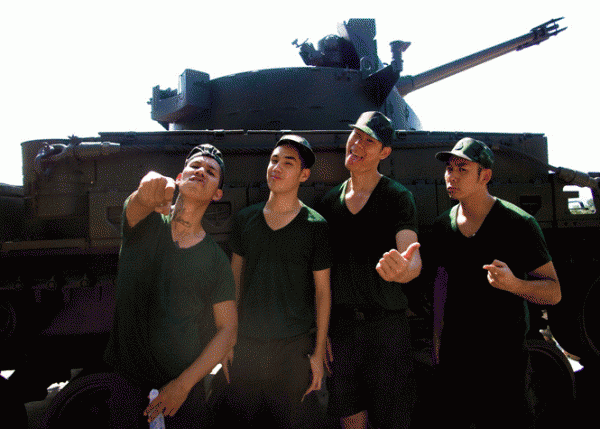 โปสเตอร์ภาพยนตร์ กองพันครึกครื้น ท.ทหารคึกคัก ใช้เป็นพื้นหลัง