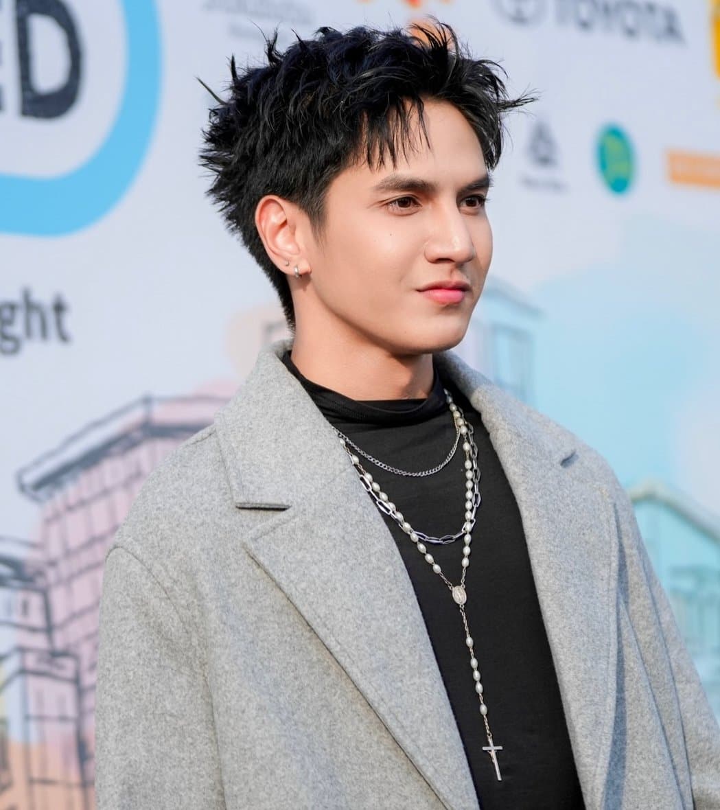 บี อภิสิทธิ์ แสงมิ่ง