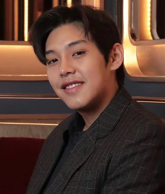 บอล ภาคิน สีอ่อน