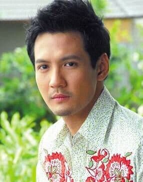 โอ๊ค พีระพันธ์ อารียาพันธ์