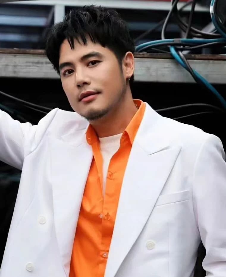 อ๋อง เขมรัชต์ สุนทรนนท์