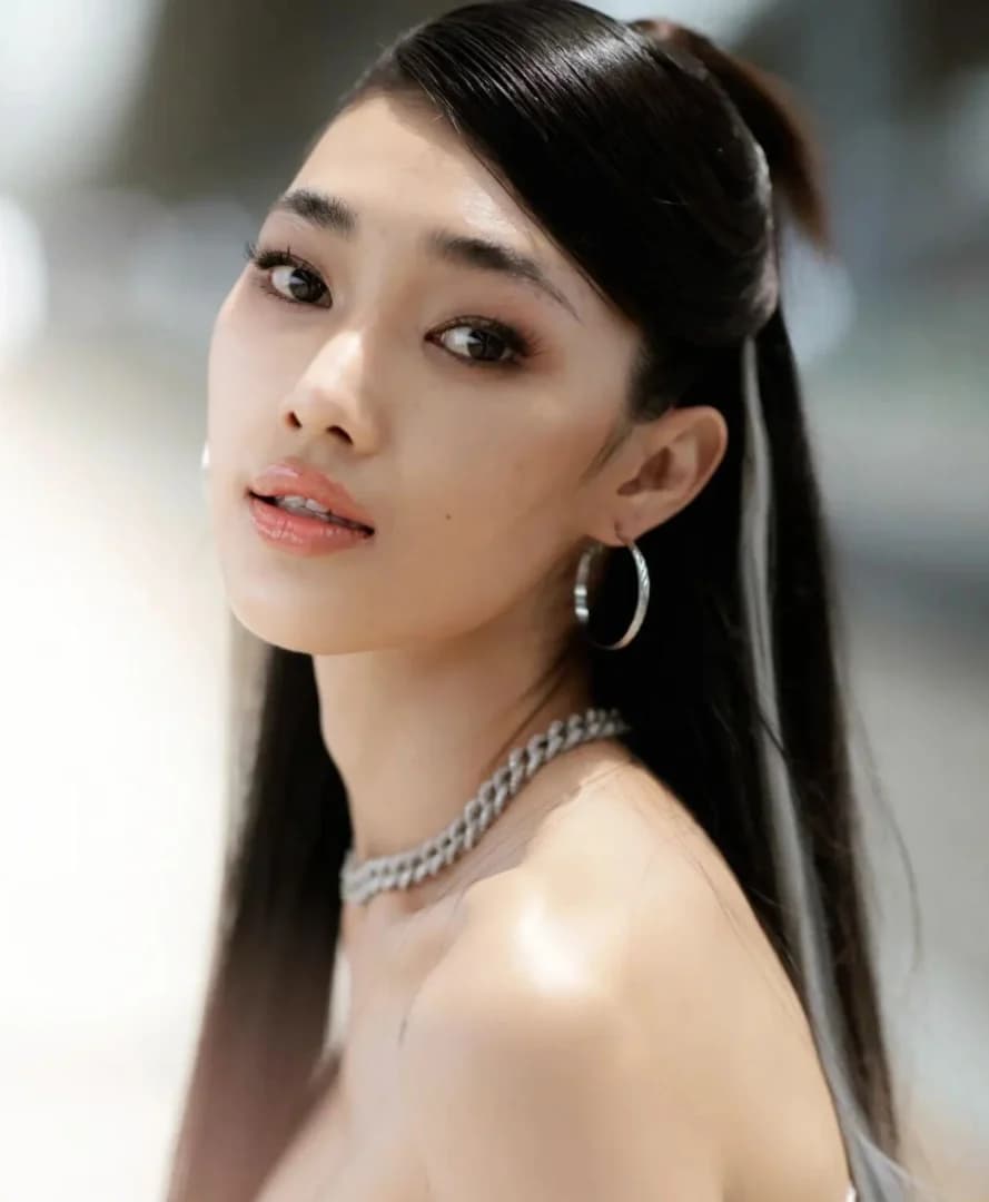 มิ้นท์ พุทธิดา สมัยนิยม