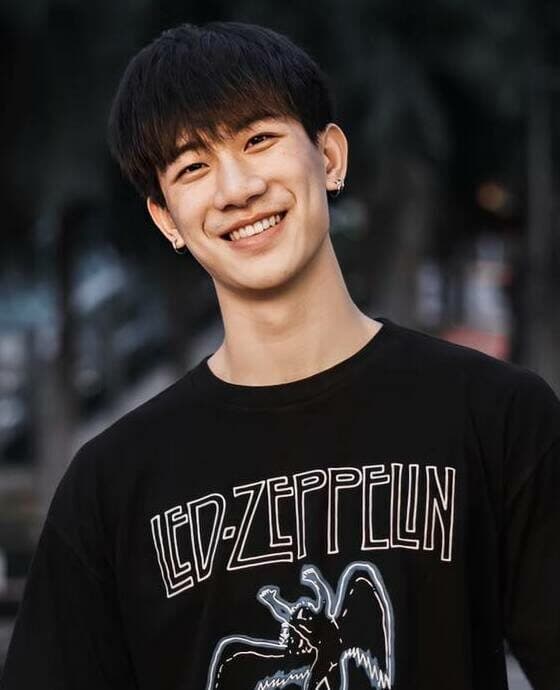 บี เสถียรพงษ์ ชมภูพลอย