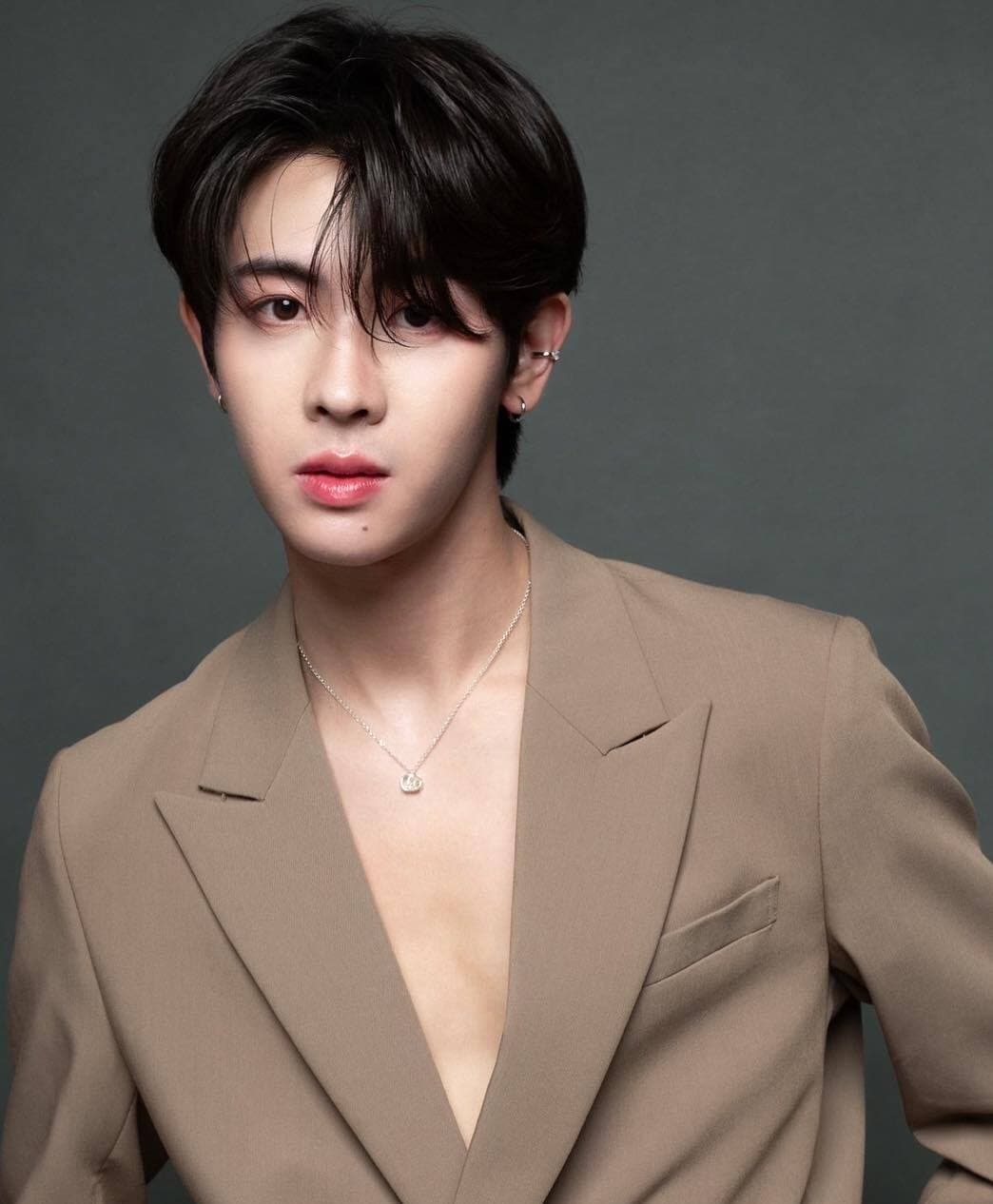 เฟิร์ส วรรณกร เรืองรัตน์